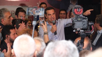 Πλήρης η απελπισία Τσίπρα: βυθίζεται στον βούρκο της τοξικότητας