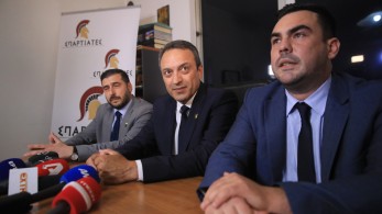 Γη και ύδωρ στον έγκλειστο νεοναζί Κασιδιάρη από τον πρόεδρο των Σπαρτιατών Γη και ύδωρ στον έγκλειστο νεοναζί Κασιδιάρη από τον πρόεδρο των Σπαρτιατών