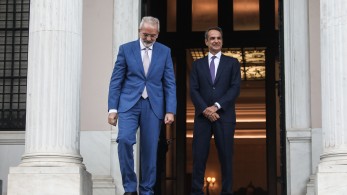 Στο Μέγαρο Μαξίμου ο Μητσοτάκης - Παρέλαβε την πρωθυπουργία από τον Σαρμά