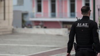 Επεισόδια στην Αθήνα: Επιθέσεις με μολότοφ σε αστυνομικούς σε Εξάρχεια και Ζωγράφου