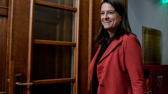 Κεραμέως: Αίρονται οι περιορισμοί για την ψήφο αποδήμων - Οδηγίες στο Δημόσιο για καύσωνα