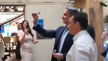 Ο Μητσοτάκης έπαιξε βελάκια στο ΣΚΑΙ (Βίντεο)