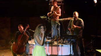 Πώς πενθεί η Νατάσα Μποφίλιου