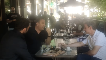 Εκλογές 2023 - Μητσοτάκης: διάλειμμα για καφέ με Ρέμο και Τσαπατάκη στη Θεσσαλονίκη (βίντεο)