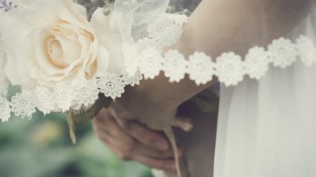 Εκλογές 2023: στην κάλπη με το νυφικό