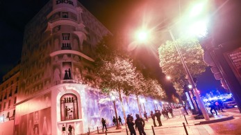 Σε σοκ η Γαλλία μετά την επίθεση στην κατοικία δημάρχου - Νέα σύσκεψη υπό τον Μακρόν