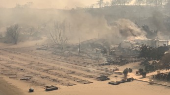 Ανεξέλεγκτη η φωτιά στη Ρόδο - Επιχείρηση Λιμενικού Σώματος για απεγκλωβισμό ατόμων από παραλίες