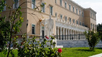 Οικονομικό νομοσχέδιο: παρουσιάζονται τα μέτρα στήριξης των πολιτών