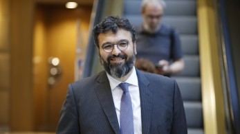 Είναι καθημερινότητα το… ξύλο στον ΣΥΡΙΖΑ; «Αυτά συμβαίνουν» δήλωσε ο Βασιλειάδης για Τζανακόπουλο