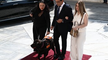 Γιώργος Σταμάτης: στη Βουλή με γυναίκες που έχουν πρόβλημα όρασης και σκύλο-οδηγό