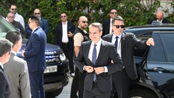 Κυριάκος Μητσοτάκης: χαλαρός στη Βουλή πριν τη γεμάτη ατζέντα