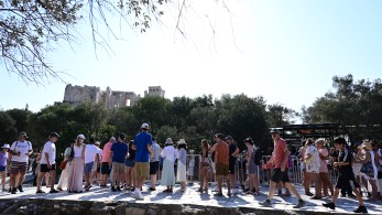 Ακρόπολη: βοήθεια από ΕΚΑΒ και ΔΙΑΣ σε τουρίστρια που λιποθύμησε λόγω καύσωνα (vid)