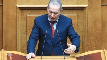 Θέλουν οι Σπαρτιάτες να κρυφτούν κι ο Κασιδιάρης δεν τους αφήνει Θέλουν οι Σπαρτιάτες να κρυφτούν κι ο Κασιδιάρης δεν τους αφήνει