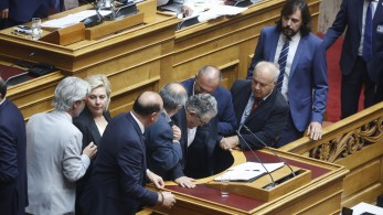 Προγραμματικές δηλώσεις: διεκόπη η ομιλία Κουτσούμπα - κατέρρευσε στο βήμα ο γραμματέας του ΚΚΕ (βίντεο)