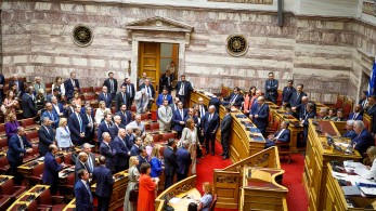 Βουλή: covid-free και ο κλητήρας του Κοινοβουλίου