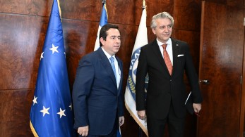 Συνάντηση Μηταράκη με τον πρέσβη της Τουρκίας