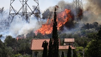 Μεγάλη φωτιά στον Κουβαρά - Εκκενώνονται Λαγονήσι, Σαρωνίδα, Ανάβυσσος
