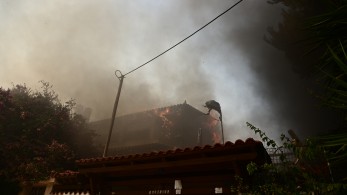 Μάχη της Πυροσβεστικής σε τρία μέτωπα - Μεγάλες φωτιές σε Κουβαρά, Λουτράκι, Καπαρέλλι Βοιωτίας