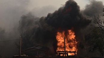 Αναζωπύρωση της φωτιάς στη Σαρωνίδα - Προσαγωγή υπόπτου για την πυρκαγιά στον Κουβαρά