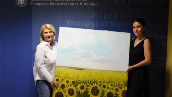 Σοφία Βούλτεψη: Ουκρανή πρόσφυγας της δώρισε πίνακα με τα ηλιοτρόπια της χώρας της