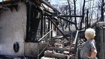 Φωτιές - Πυροσβεστική: αναζωπυρώσεις σε Δυτική Αττική, Ρόδο και Λακωνία