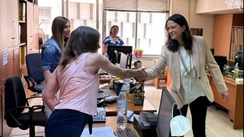 Η Κεραμέως κέρδισε, με το καλημέρα, τους εργαζόμενους του ΥΠΕΣ