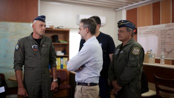 Κυριάκος Μητσοτάκης από το στρατιωτικό αεροδρόμιο Ελευσίνας: Θα τρέξουν «σφαίρα» τα προγράμματα για νέα Canadair