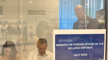 Φωτιά στη Ρόδο: Ξεκίνησε η λειτουργία του Help Desk στο αεροδρόμιο για τους τουρίστες