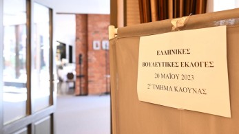 Ψήφος αποδήμων: συνεχίζει το «όχι» σε όλα ο ΣΥΡΙΖΑ - τι απαντάει το ΥΠΕΣ