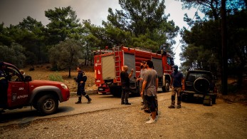 Φωτιά στη Ρόδο: Κυβερνητικό κλιμάκιο υπό τον Μπρατάκο στο νησί
