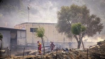 Νύχτα αγωνίας στη Ρόδο: κάηκαν σπίτια, εκκενώθηκαν οικισμοί