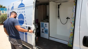 Κινητή ντουσιέρα για τους άστεγους στο Παλαιό Φάληρο - Λόγω του καύσωνα «Κλέων»