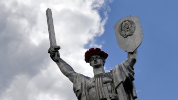 Κίεβο: ξηλώθηκε το σφυροδρέπανο από το μνημείο της Μητέρας Πατρίδας