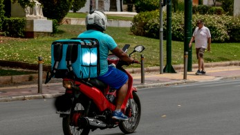 Καλό το κράνος αλλά να μάθουν και τον ΚΟΚ