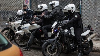 Κερατσίνι: στα χέρια της ΕΛΑΣ 27χρονος που κατηγορείται ότι πέταξε σάκο με χειροβομβίδες