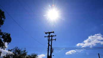 Λογαριασμοί ρεύματος: σταθερές οι χρεώσεις της ΔΕΗ, αυξήσεις από τους άλλους παρόχους