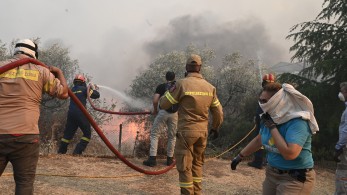 Φωτιά στη Μαγνησία: εκκενώνονται εννέα οικισμοί - Εκρήξεις σε αποθήκη πυρομαχικών της Πολεμικής Αεροπορίας