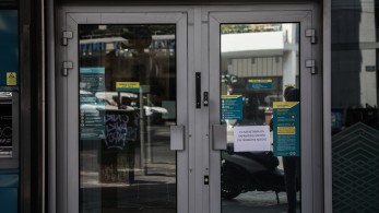 Αστυνομικός πυροβόλησε ληστή στον Κολωνό