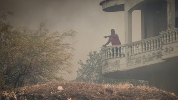 Φωτιά στη Φυλή: καίγονται σπίτια - Μάχη για να μην περάσουν οι φλόγες στην Πάρνηθα