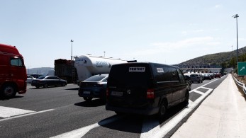 Φωτιά σε βυτιοφόρο: ξεκίνησε η διαδικασία για τη μετάγγιση του φορτίου