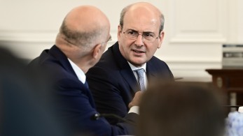 Παγκόσμια συνωμοσία υπέρ του Μητσοτάκη: ο Χατζηδάκης τρολάρει τους ψεκασμένους