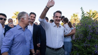 Handelsblatt: «Πώς τα καταφέρνει τόσο καλά ο Μητσοτάκης»;