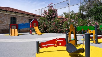 Μια πολύχρωμη «κυψέλη» παιχνιδιού και ψυχαγωγίας στα Ιλίσια διαμόρφωσε από την αρχή ο Δήμος Αθηναίων