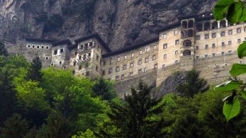 Μονή Παναγίας Σουμελά: στο Οικουμενικό Πατριαρχείο η άδεια για τέλεση Λειτουργίας τον Δεκαπενταύγουστο