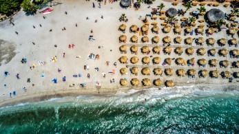 «Κίνημα της πετσέτας»: Ξηλώνουν ομπρέλες και ξαπλώστρες λόγω των ελέγχων – Αυτοψίες σε Πάρο και Νάξο