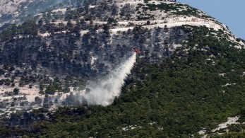 Φωτιές - Πάρνηθα: Εντυπωσιακά πλάνα από τον επικίνδυνο αγώνα με τις φλόγες από το συντονιστικό ελικόπτερο του ΠΣ
