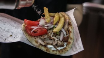 Σουβλάκι: Τιμές-«φωτιά» στα νησιά – Πού ξεπέρασε τα 4 ευρώ