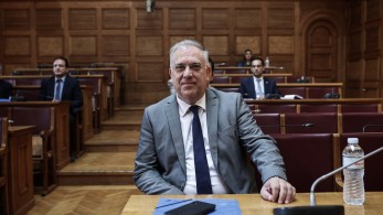 Τάκης Θεοδωρικάκος: Ο θαλασσοδαρμένος αρχηγός της αξιωματικής αντιπολίτευσης από τα μαλλιά του πιάνεται