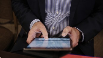 Έλεγχοι με tablet στο χέρι για την αδήλωτη εργασία