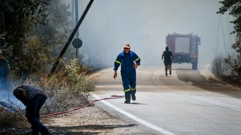 Υπό μερικό έλεγχο η πυρκαγιά στον Βαρνάβα Αττικής